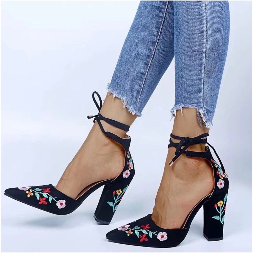 Whimsical Floral Garden Romance Black Suede Embroidered Lace Up Heels Sz 9.5